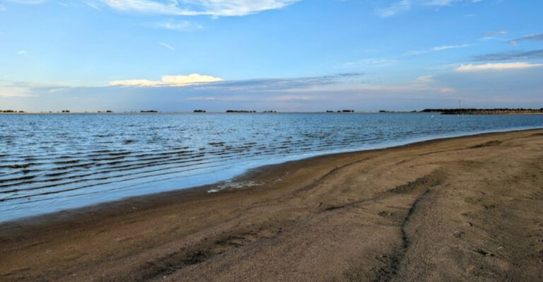 This Stunning Colorado Lake Beach Feels Like the Caribbean Without the Crowds