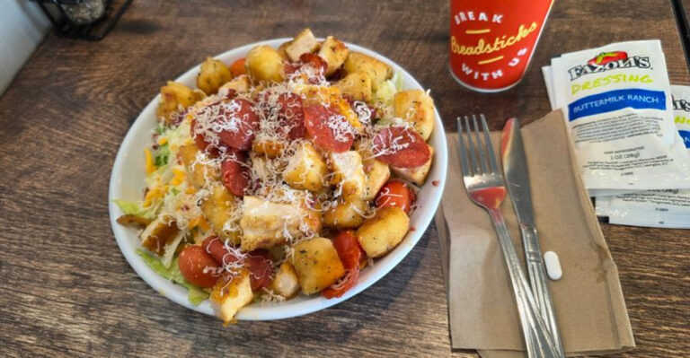 This Tennessee Restaurant Became Famous For Its Unlimited Garlic Breadsticks And Homemade Pasta