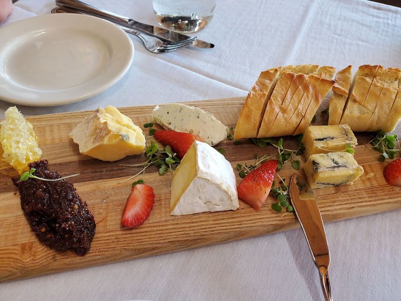 A Restaurant, Creamery, and Farm in One Stop A Restaurant, Creamery, and Farm in One Stop