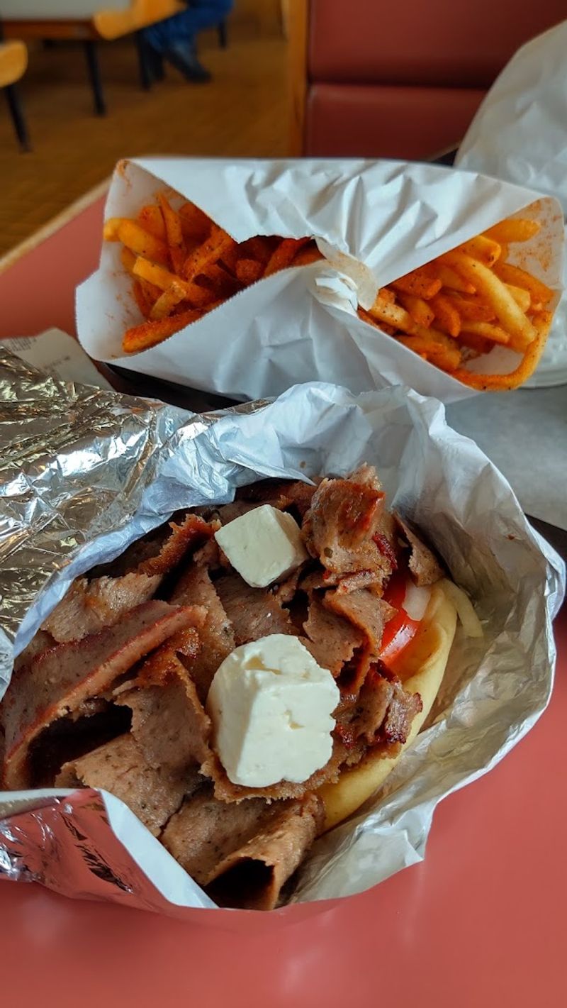 Where Greek Classics Meet Chicago Fast-Casual Muscle Where Greek Classics Meet Chicago Fast-Casual Muscle
