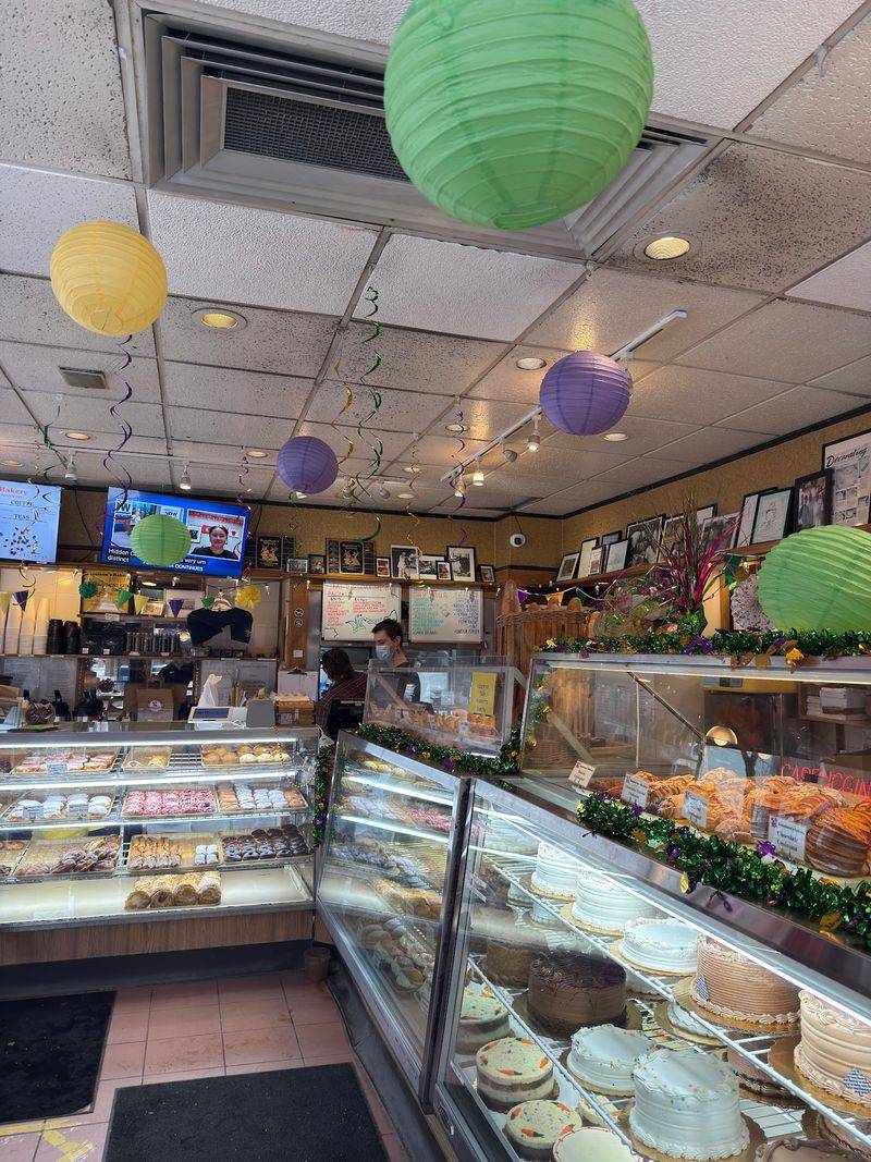Old-School Illinois Bakery Energy Still Runs the Room