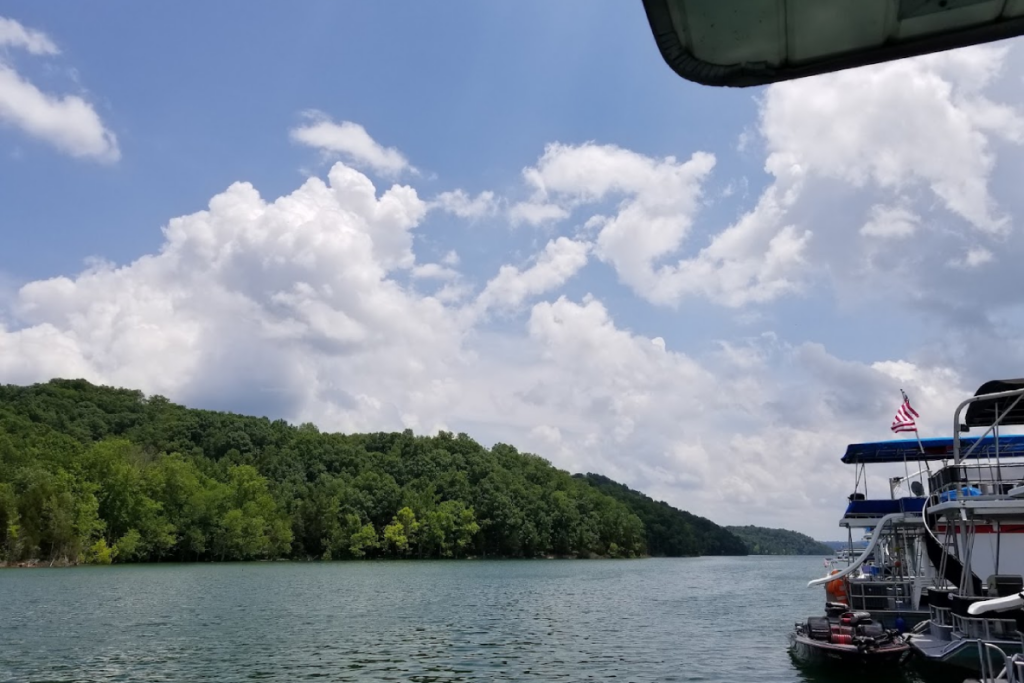 10 Crystal-Clear Tennessee Lakes That Look Almost Too Tropical to Be Real