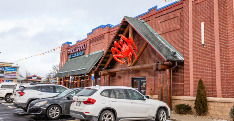 13 Ohio Seafood Spots That Make Crab Feasts Totally Worth The Trip