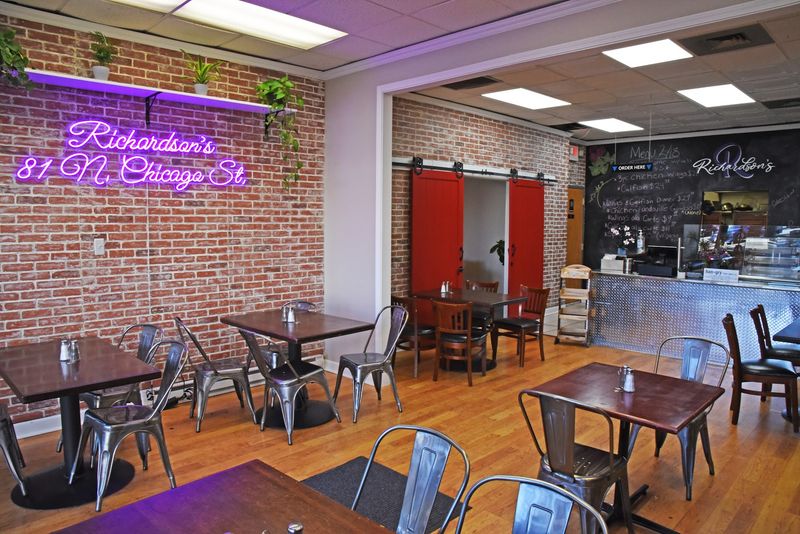 Richardson’s Downtown Sports Bar and Grill