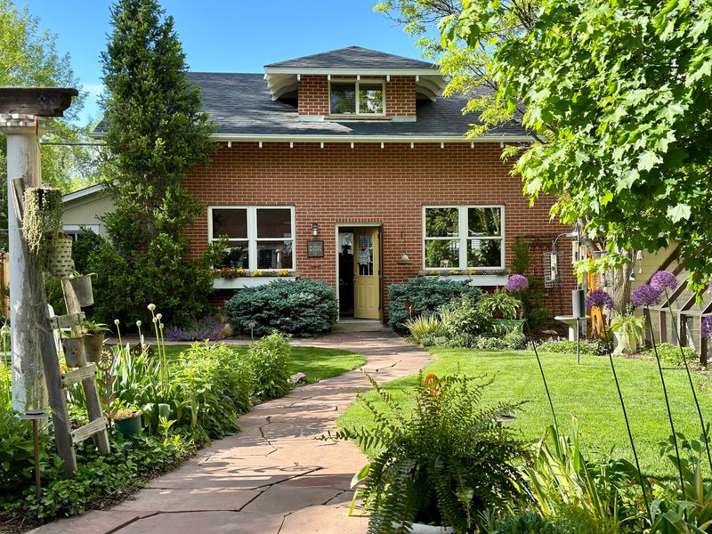 A Carriage House With a Treasure-Hunt Entrance