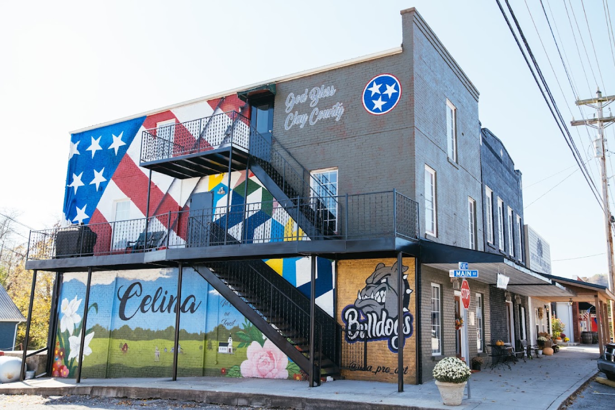9 Tennessee Towns Where the Best of the Lake and Downtown Is Within Walking Distance
