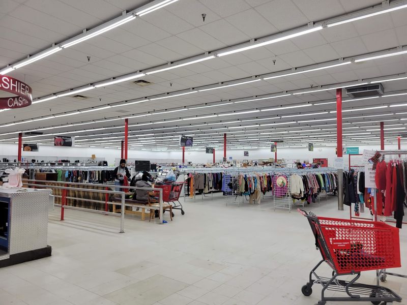 A Big Floor That Turns Browsing Into a Real Hunt A Big Floor That Turns Browsing Into a Real Hunt