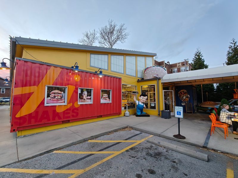 A Burger Spot With Real St. Louis Character A Burger Spot With Real St. Louis Character