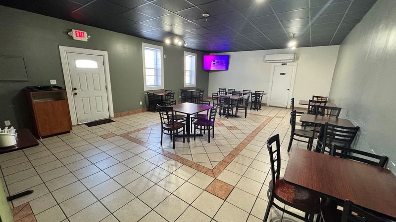 A Casual Dining Room Makes It Easy To Settle In A Casual Dining Room Makes It Easy To Settle In