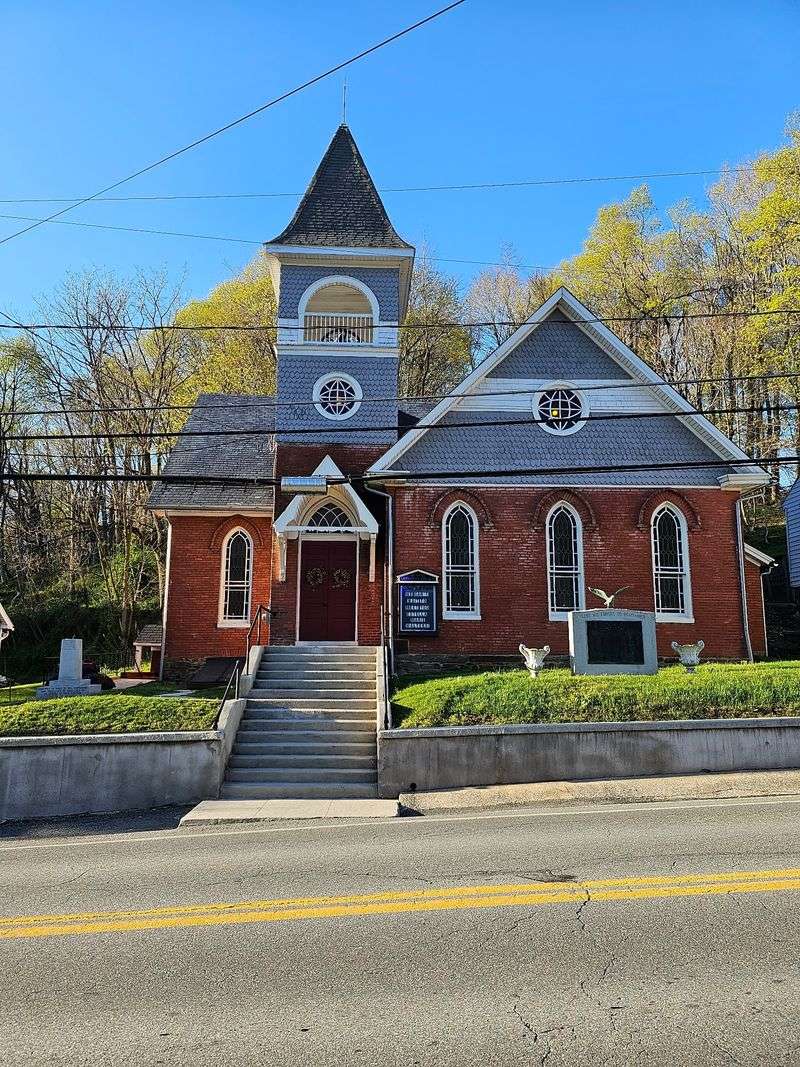 A Chapel Setting With Old-Soul Charm
