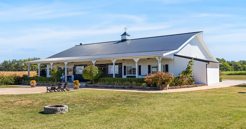 A Country Road Setting That Feels Like a Real Getaway