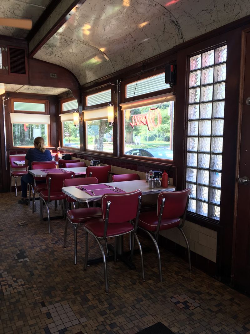 A Cozy Dining Room That Feels Like a Step Back in Time A Cozy Dining Room That Feels Like a Step Back in Time
