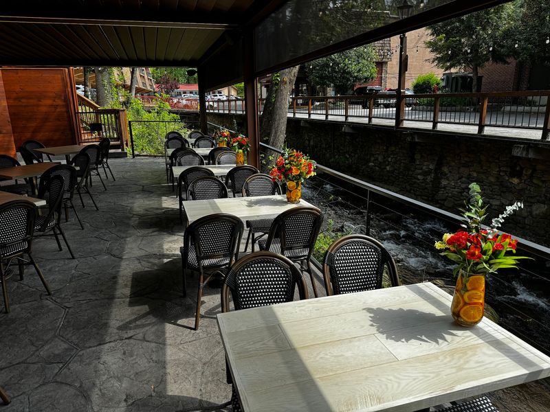 A Cozy, No-Frills Setting That Feels Like a Local Find