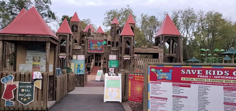 A Fenced Playground That Helps Parents Breathe A Fenced Playground That Helps Parents Breathe