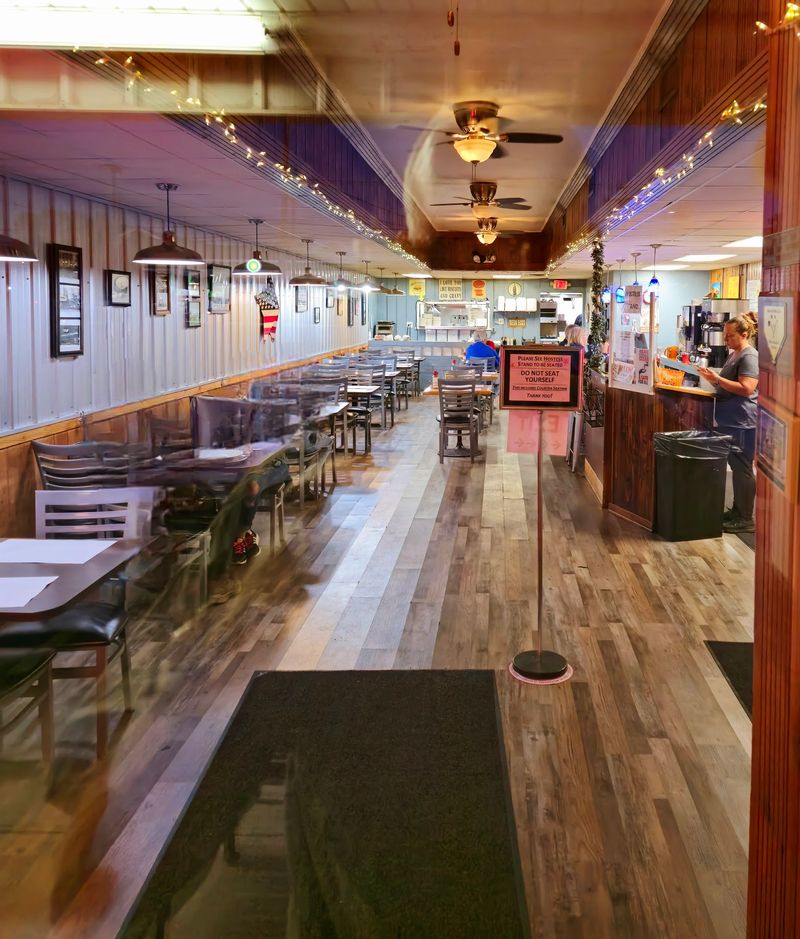 A Friendly Small-Town Diner Feel A Friendly Small-Town Diner Feel