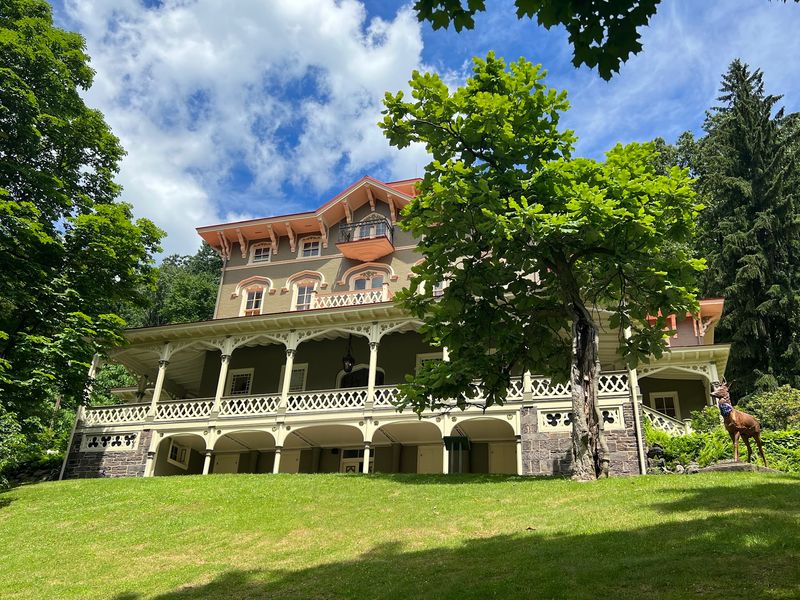A Hilltop Arrival That Feels Like a Grand Entrance