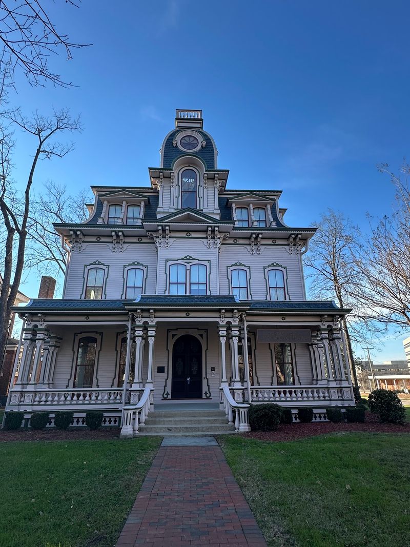 A Lavender Mansion That Stops Sidewalk Traffic
