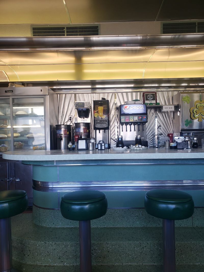A Local Stop Where Memories Sit at Every Booth