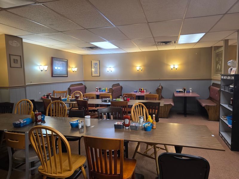 A Locally Owned Oak Ridge Tradition Worth Seeking Out A Locally Owned Oak Ridge Tradition Worth Seeking Out