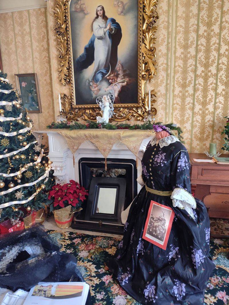 A Michigan Mansion That Shines at Christmas