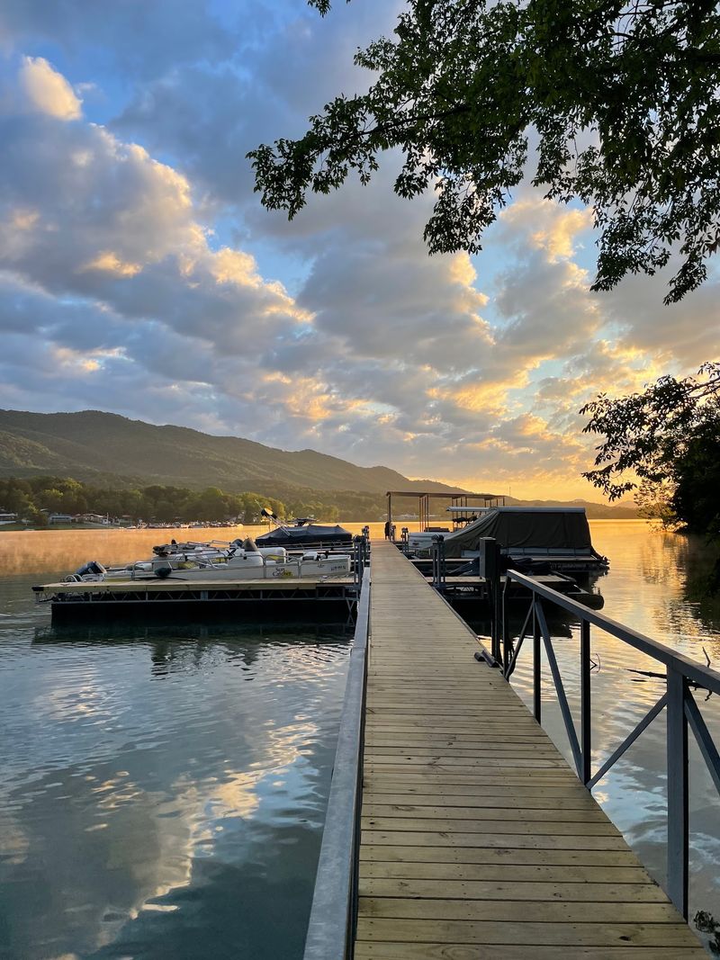 A Peaceful Lakeside Escape in Mooresburg, Tennessee A Peaceful Lakeside Escape in Mooresburg, Tennessee