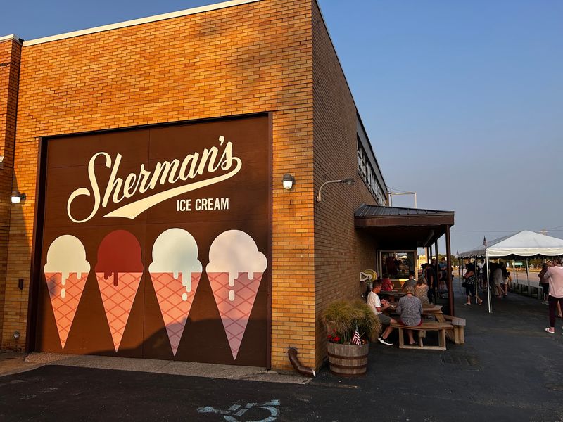 A Phoenix Street Ice Cream Stop You Notice Right Away