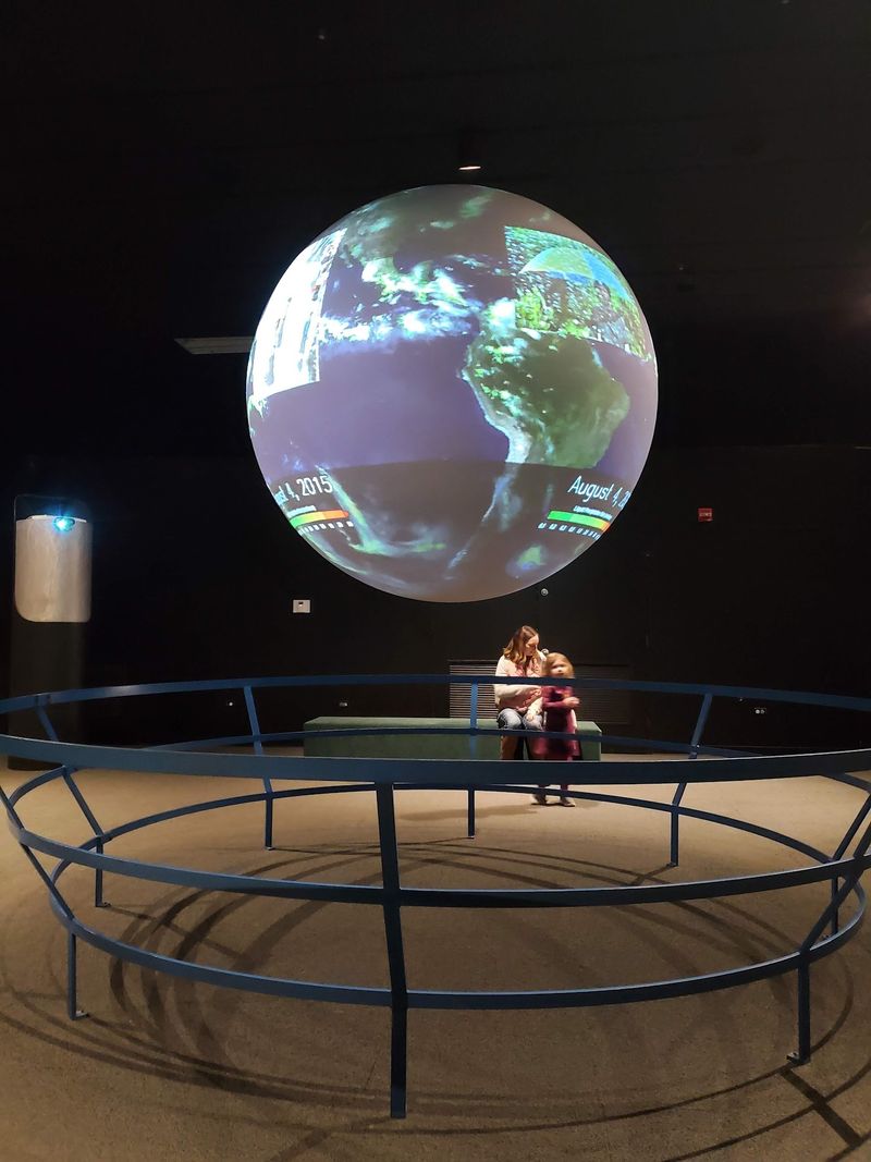 A Planetarium Show That Steals the Day A Planetarium Show That Steals the Day
