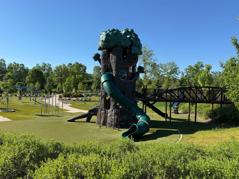 A Playground That Uses the Hills Instead of Fighting Them A Playground That Uses the Hills Instead of Fighting Them