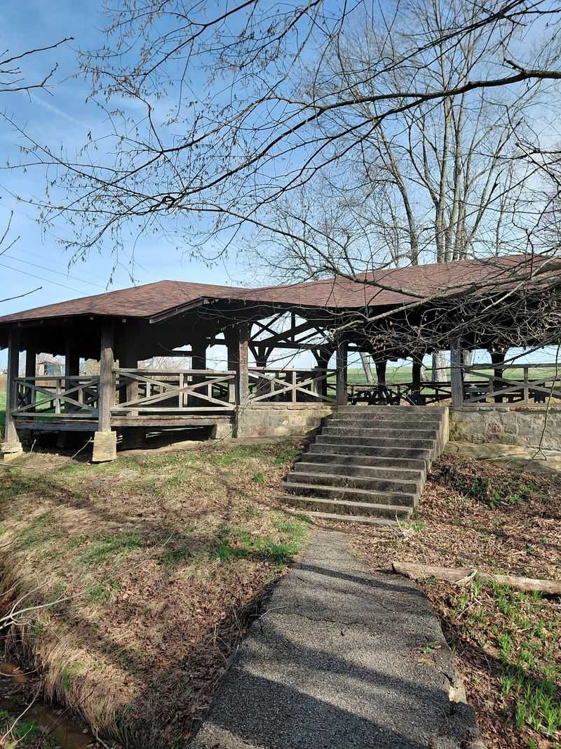 A Shelter That Makes Viewing Easy A Shelter That Makes Viewing Easy