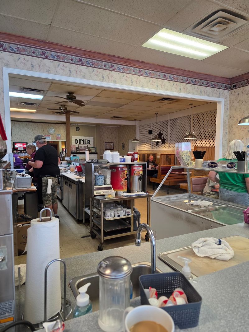 A Tennessee Diner Hiding in the Most Unexpected Place A Tennessee Diner Hiding in the Most Unexpected Place