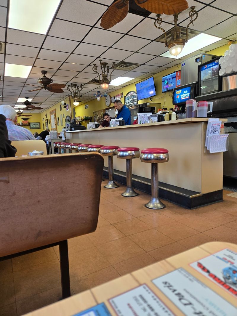 A Tiny Downtown Diner With Old-School Personality A Tiny Downtown Diner With Old-School Personality