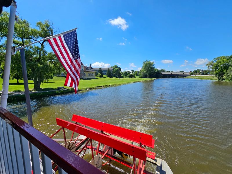 A paddlewheel entrance that changes the whole scene A paddlewheel entrance that changes the whole scene