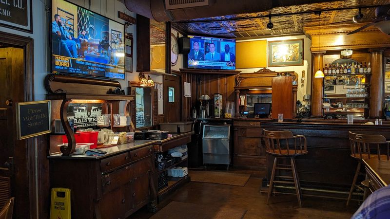 A relaxed hangout makes history feel easygoing A relaxed hangout makes history feel easygoing