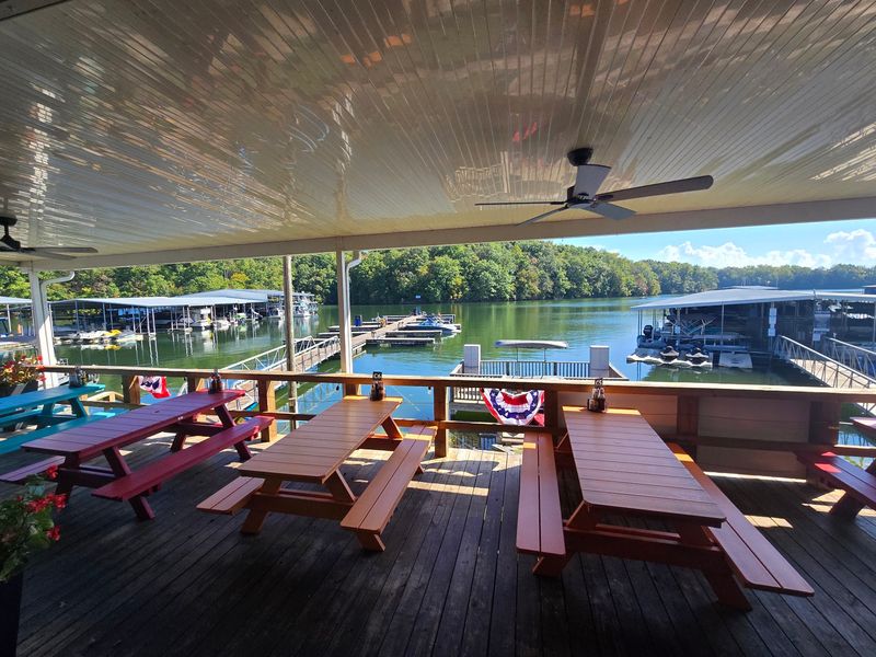 Amigo's By The Dock, Winchester