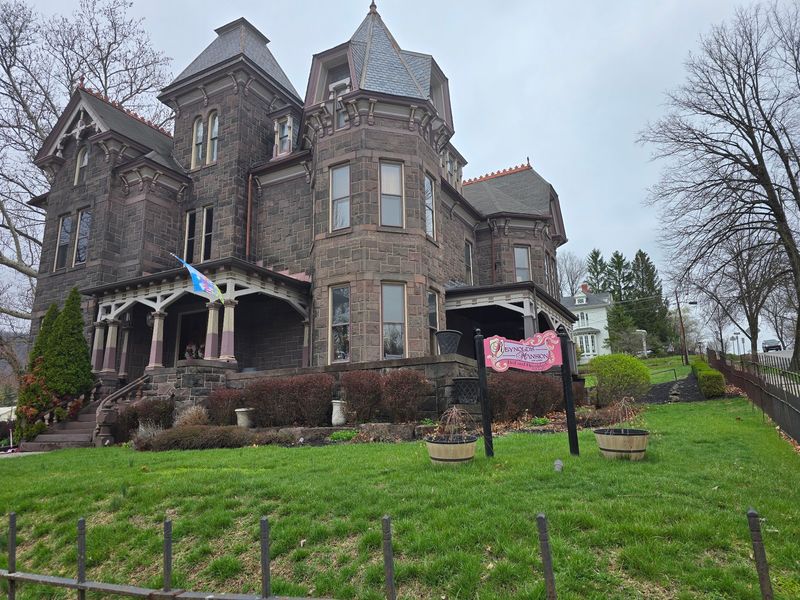 An easy base for town strolls and Penn State trips An easy base for town strolls and Penn State trips