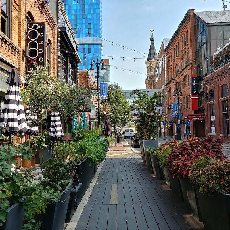 Best Times to Wander, Eat, and Look Around