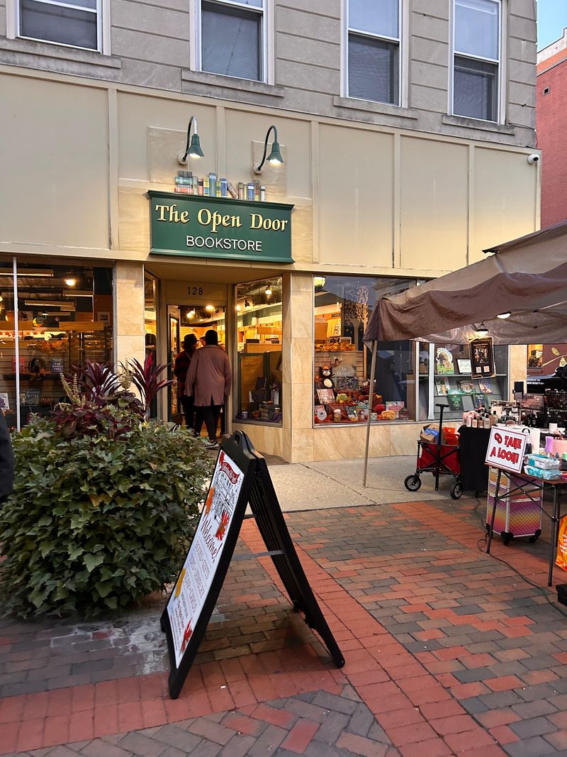 Booksellers Who Know When To Help And When To Let You Browse Booksellers Who Know When To Help And When To Let You Browse