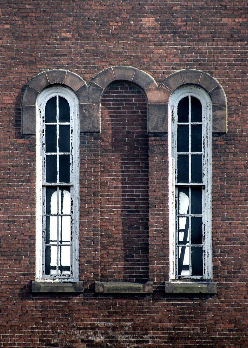 Brick Buildings with a Long Memory