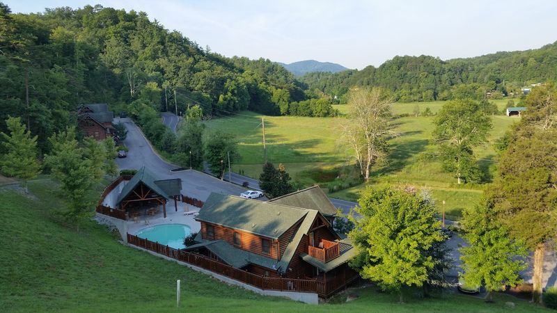 Cabins, Resorts, and Mountain Stays With a View