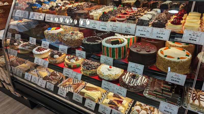 Cannoli and Italian Pastries Make the Bakery Impossible to Skip Cannoli and Italian Pastries Make the Bakery Impossible to Skip