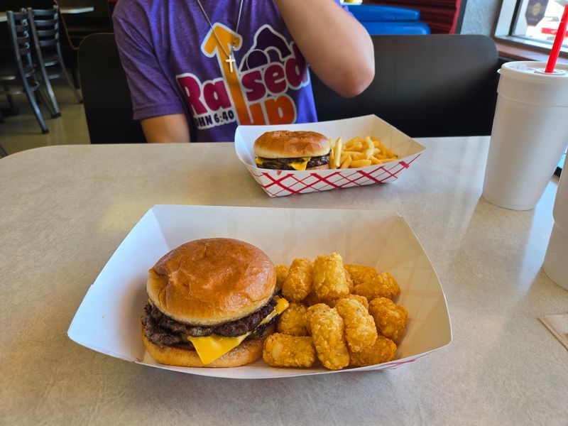 Cheeseburgers That Keep Lake Traffic Coming Back