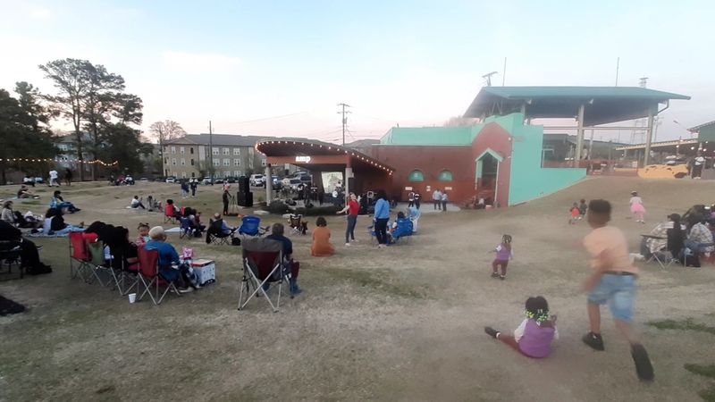 Convenient Facilities Handle Crowds Without Major Hassles