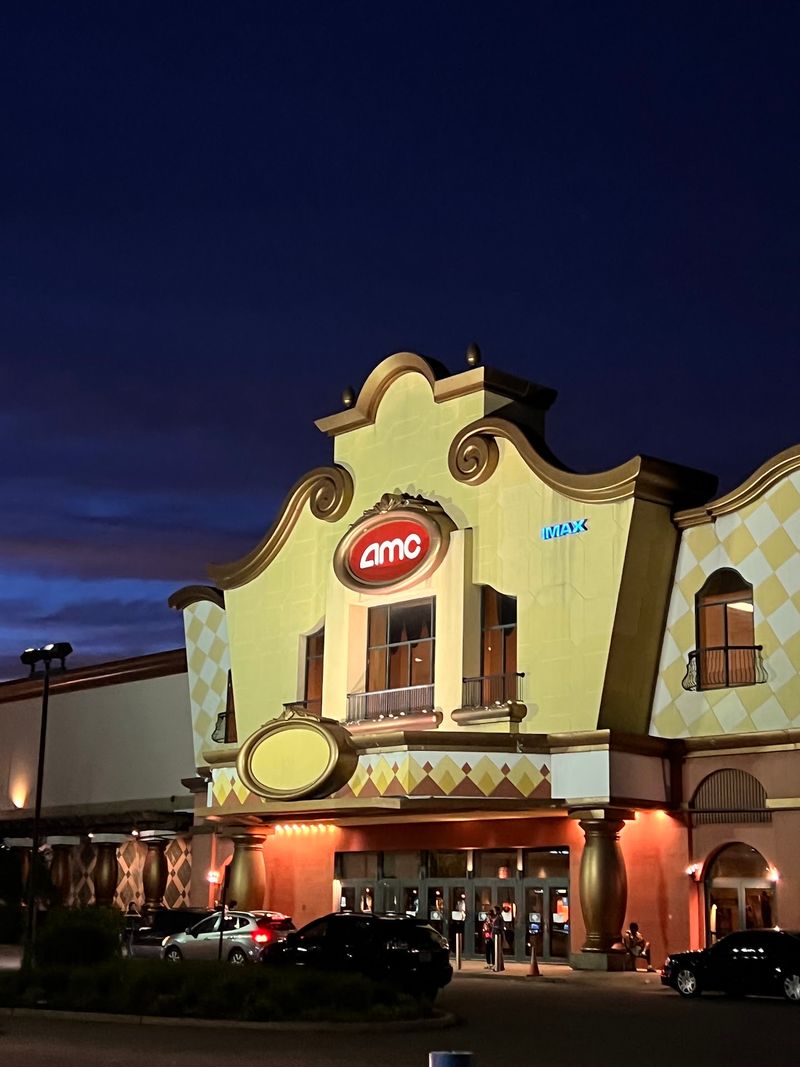Dining and Entertainment Turn Shopping Into a Day Out Dining and Entertainment Turn Shopping Into a Day Out
