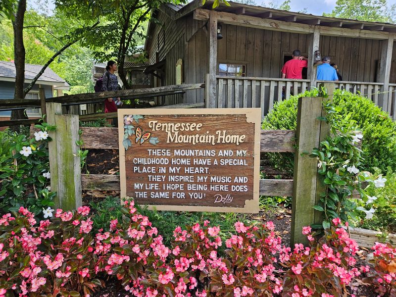 Dolly's Tennessee Mountain Home Replica - Dollywood, Pigeon Forge Dolly's Tennessee Mountain Home Replica - Dollywood, Pigeon Forge
