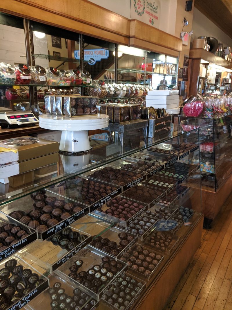 Donckers Chocolates And Caramels (Marquette) Donckers Chocolates And Caramels (Marquette)