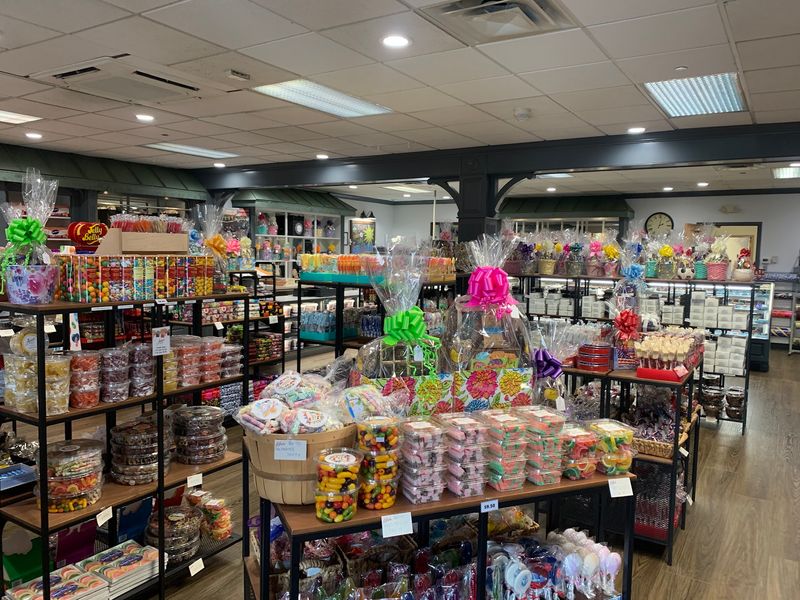 Explore the candy shop slowly Explore the candy shop slowly