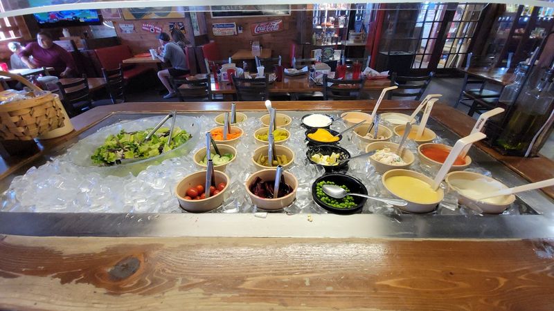 Fresh Salad Bar That Puts Chain Restaurants to Shame Fresh Salad Bar That Puts Chain Restaurants to Shame