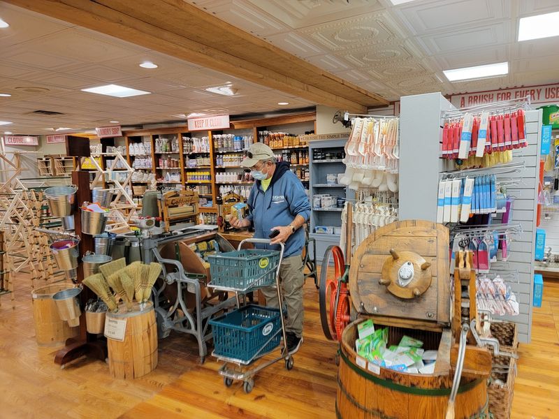 Friendly Help Makes Big Shopping Easier Friendly Help Makes Big Shopping Easier