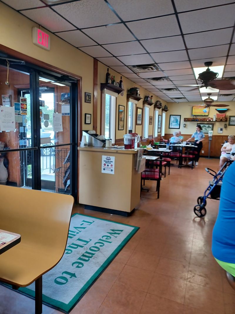 Friendly Service Helps the Breakfast Feel Even Better Friendly Service Helps the Breakfast Feel Even Better