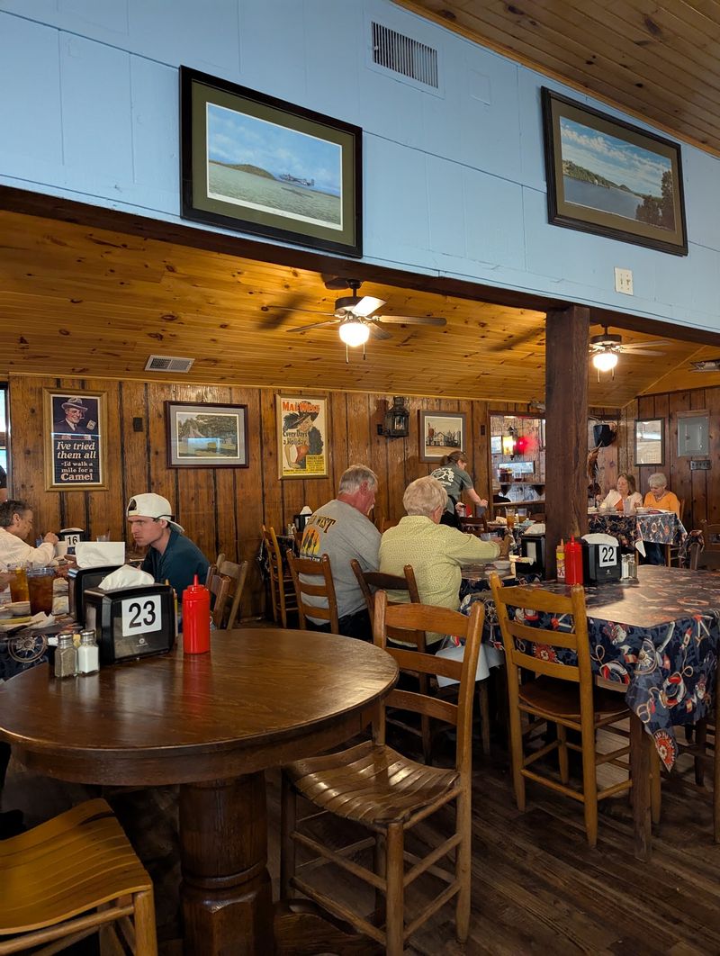Friendly Service In A Busy Dining Room Friendly Service In A Busy Dining Room